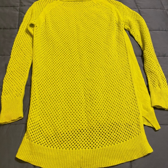 Theory Beautiful lightweight chartreuse green sweater - Picture 2 of 4